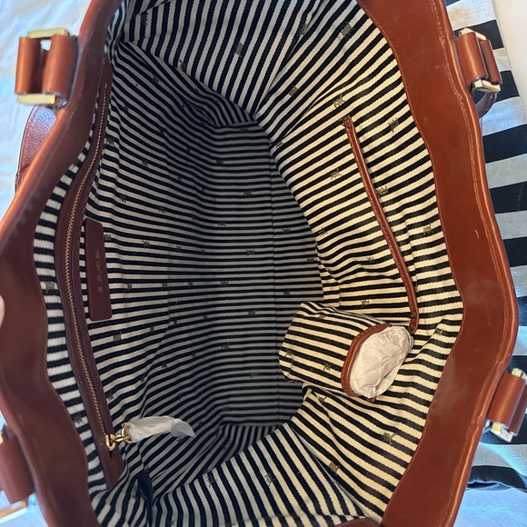 L.A.M.B - Picture 1 of 8